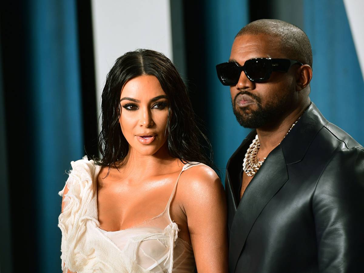 Kim Kardashian, Reality-TV-Star und Unternehmerin, und ihr Mann Kanye West, Musiker, kommen zu der Oscar-Party von Vanity Fair im „Wallis Annenberg Center for the Performing Arts“ in Beverly Hills.