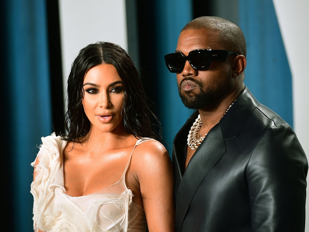 Kim Kardashian, Reality-TV-Star und Unternehmerin, und ihr Mann Kanye West, Musiker, kommen zu der Oscar-Party von Vanity Fair im „Wallis Annenberg Center for the Performing Arts“ in Beverly Hills.