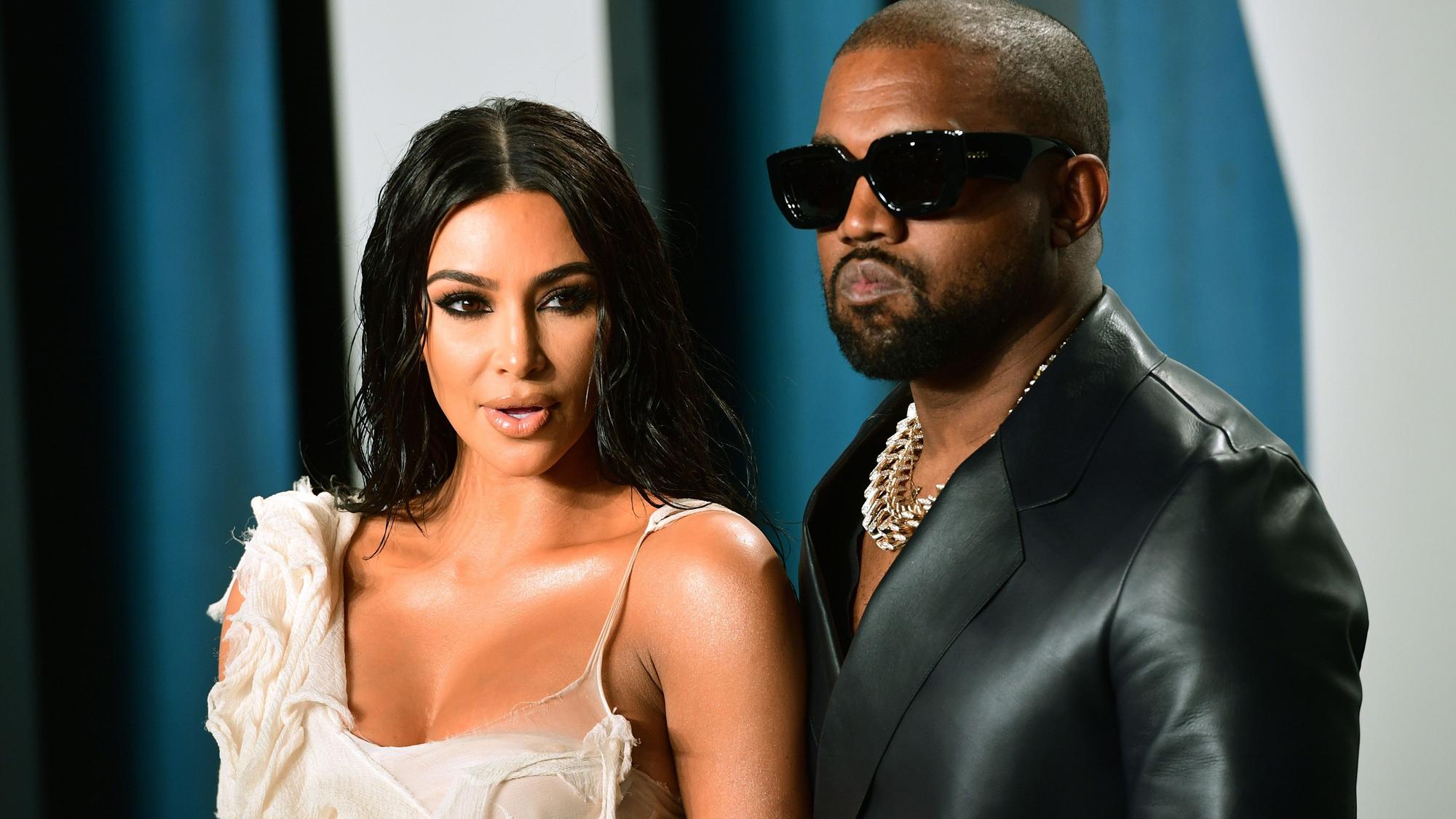 Kim Kardashian, Reality-TV-Star und Unternehmerin, und ihr Mann Kanye West, Musiker, kommen zu der Oscar-Party von Vanity Fair im „Wallis Annenberg Center for the Performing Arts“ in Beverly Hills.
