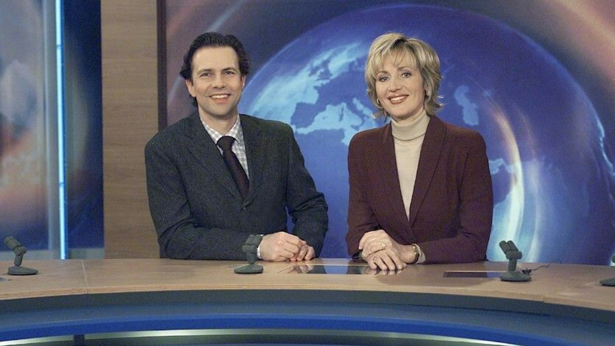 Moderator Steffen Seibert und Moderatorin Petra Gerster stehen im Studio (undatiertes Handout).