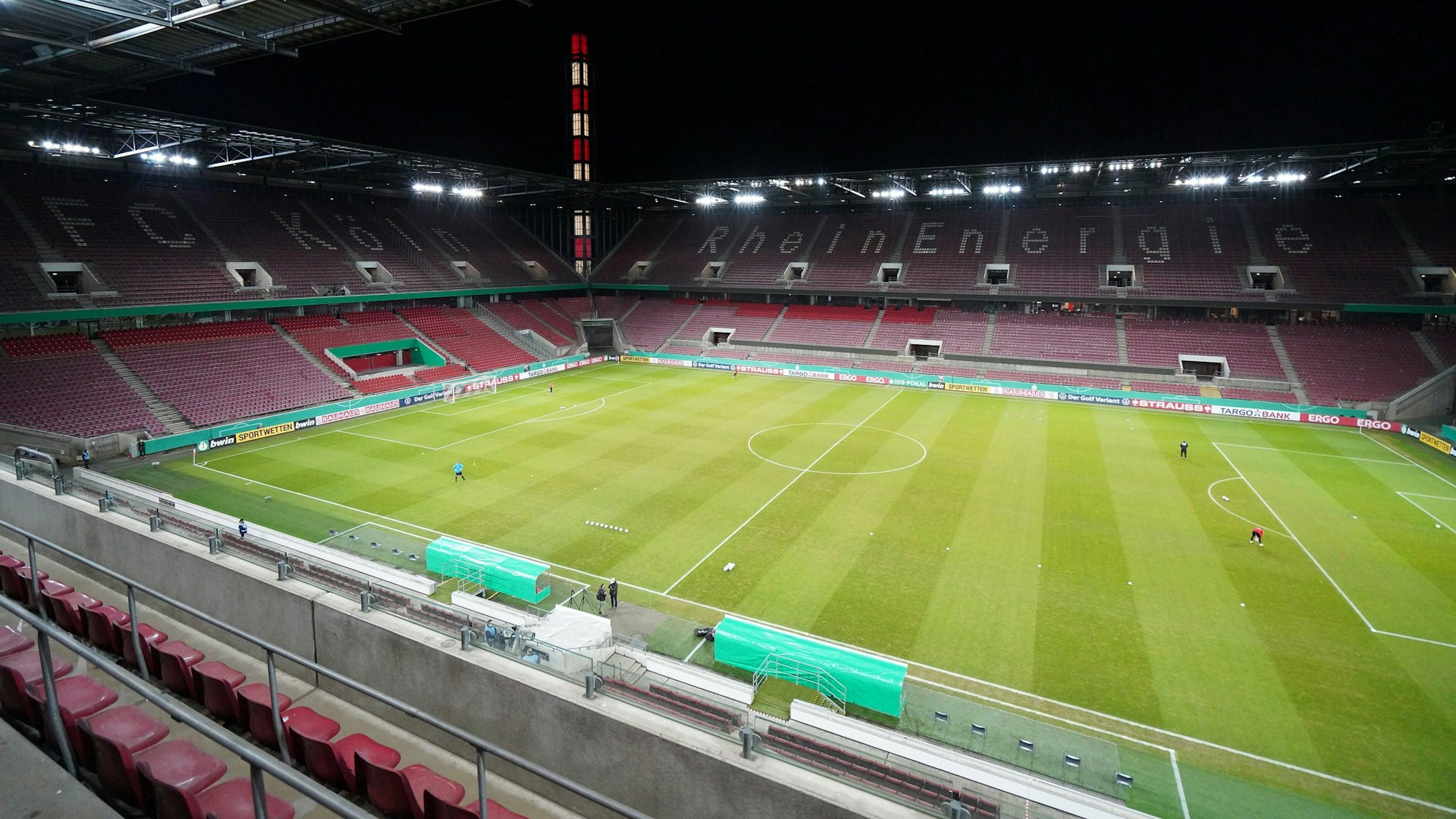 Blick ins leere Kölner Rhein-Energie-Stadion.