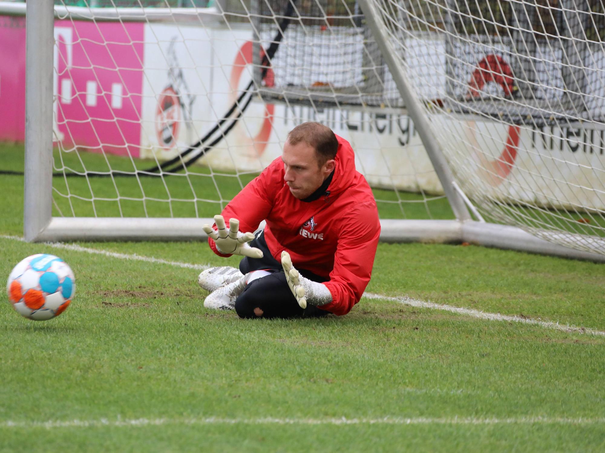 Marvin Schwäbe hält einen Ball im Training des 1. FC Köln am 24. November 2021 in Köln.