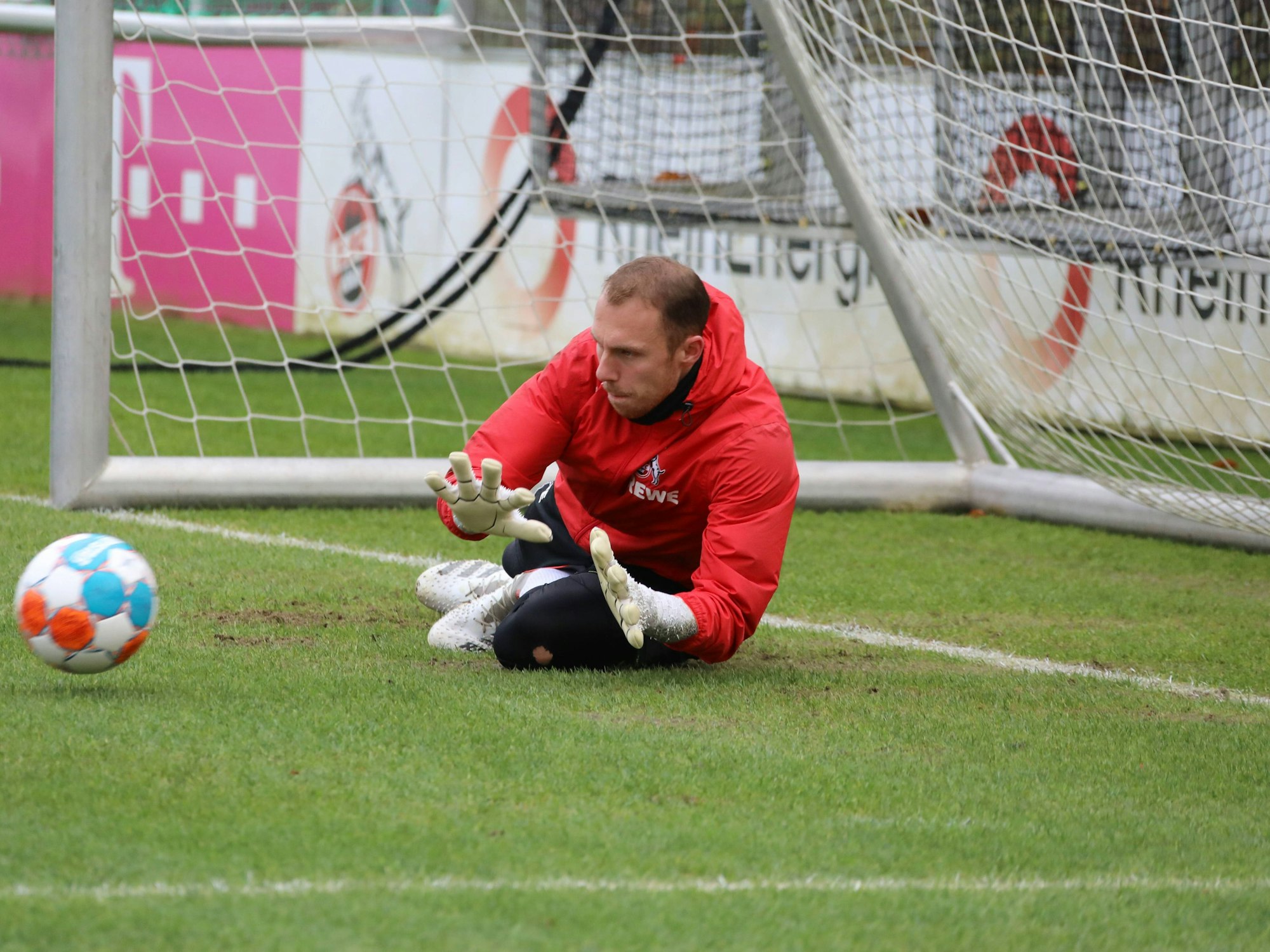 Marvin Schwäbe hält einen Ball im Training des 1. FC Köln am 24. November 2021 in Köln.