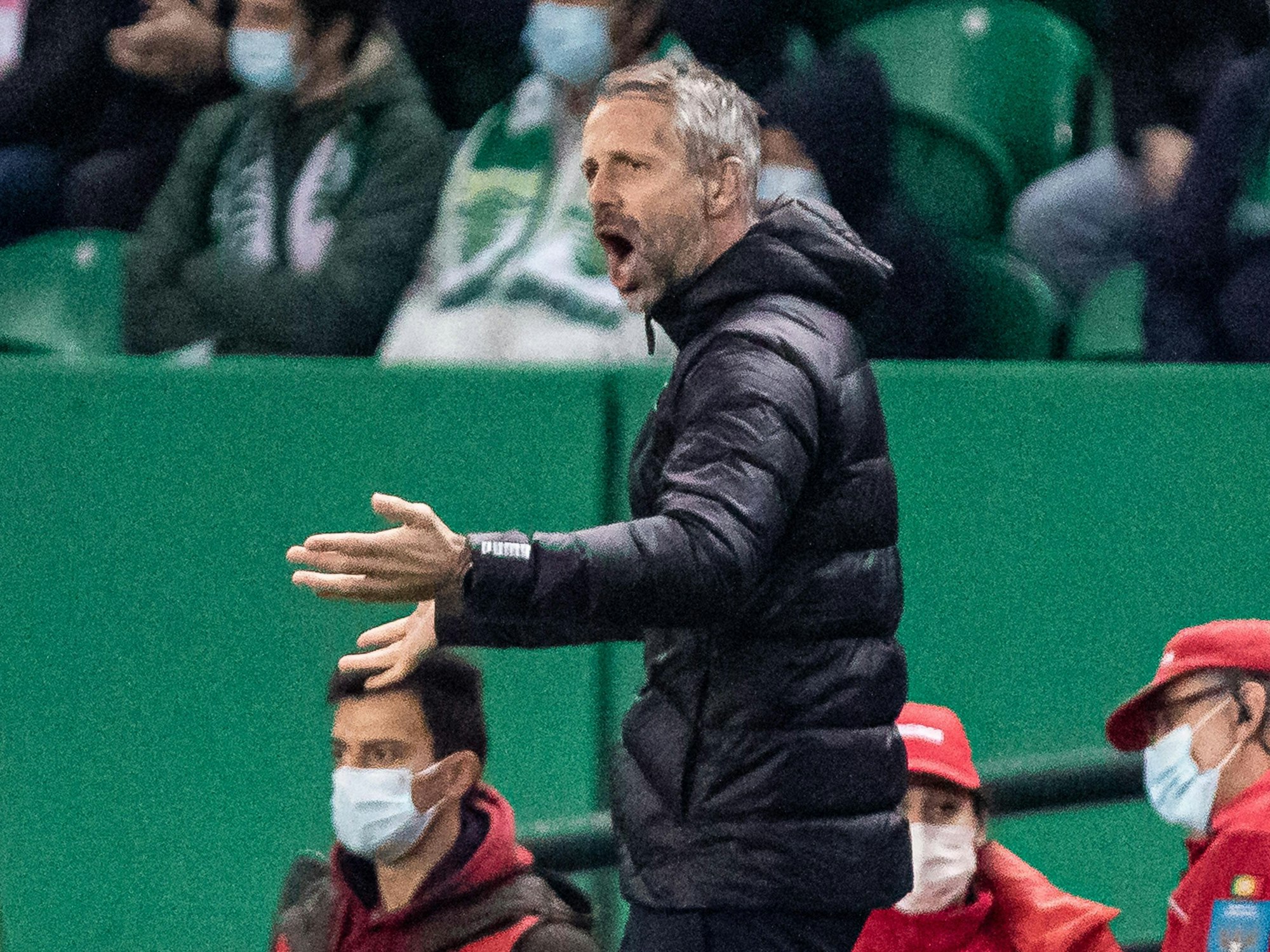 Marco Rose brüllt und gestikuliert.