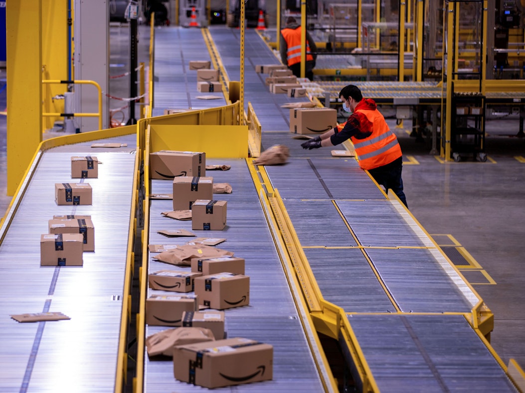 Ein Mitarbeiter sortiert an einem Transportband Paketsendungen im neuen Verteilzentrum des Online-Händlers Amazon.