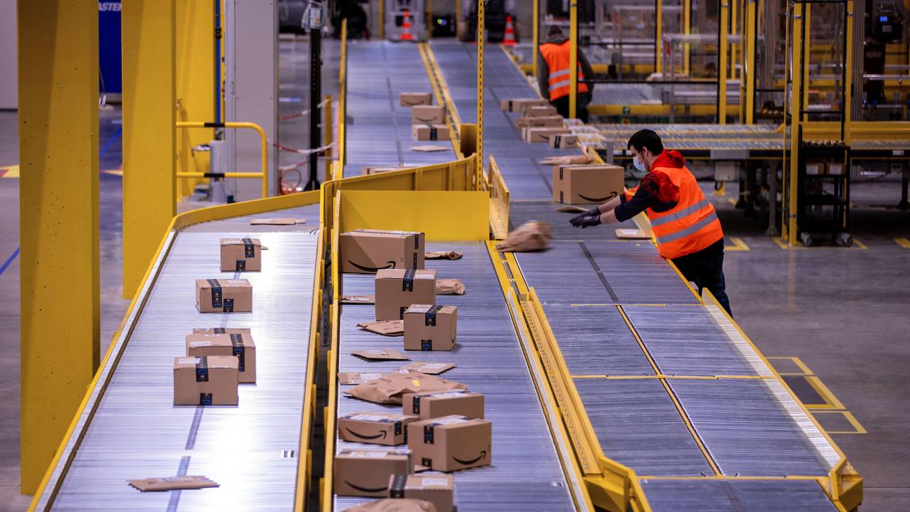 Ein Mitarbeiter sortiert an einem Transportband Paketsendungen im neuen Verteilzentrum des Online-Händlers Amazon.