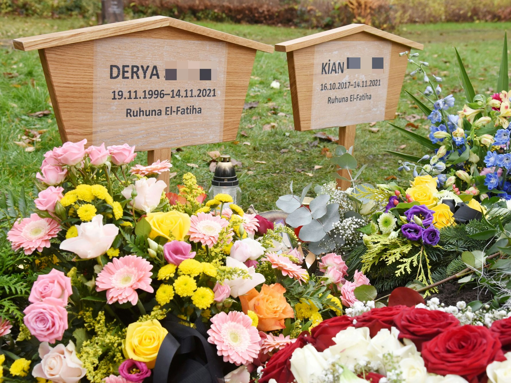 Das Grab von Derya und Kian auf dem Friedhof Chorweiler.