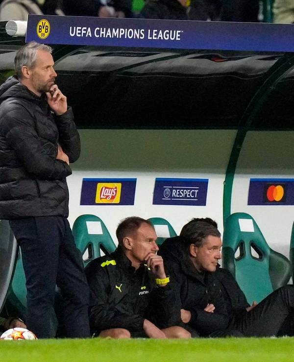 Marco Rose steht im Spiel von Borussia Dortmund ernüchtert am Spielfeldrand.