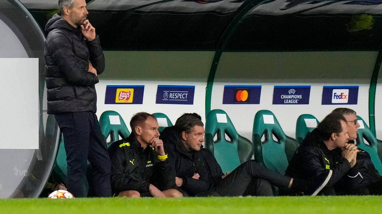 Marco Rose steht im Spiel von Borussia Dortmund ernüchtert am Spielfeldrand.