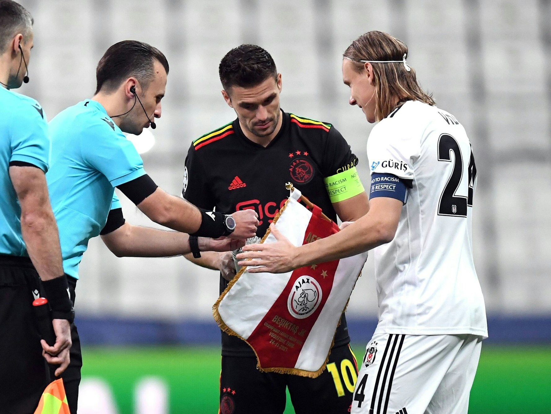 Domagoj Vida und Dusan Tadic tauschen Wimpel.