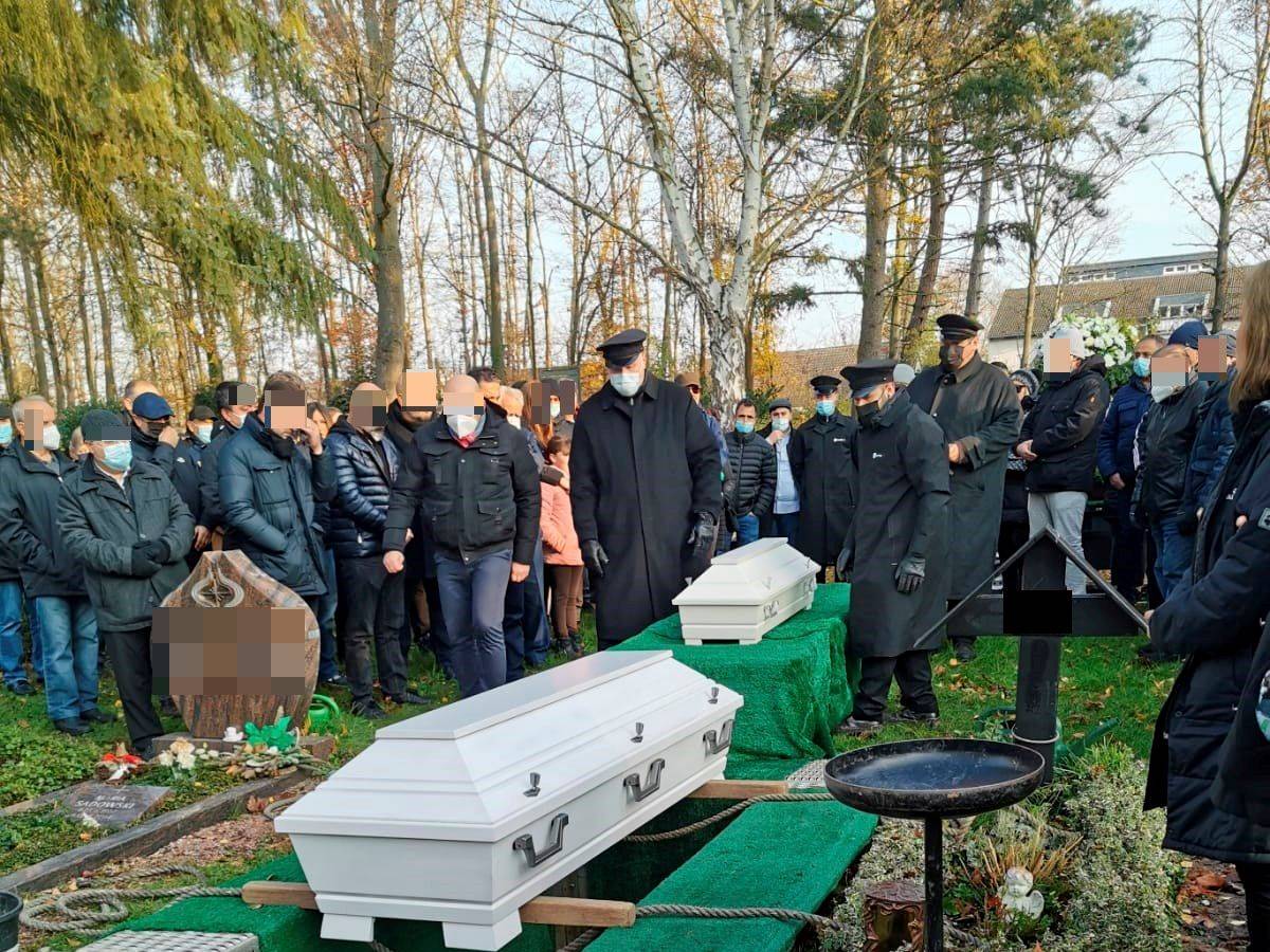 Beisetzung von Derya (†24) und ihres Sohnes Kian (†4) in weißen Särgen