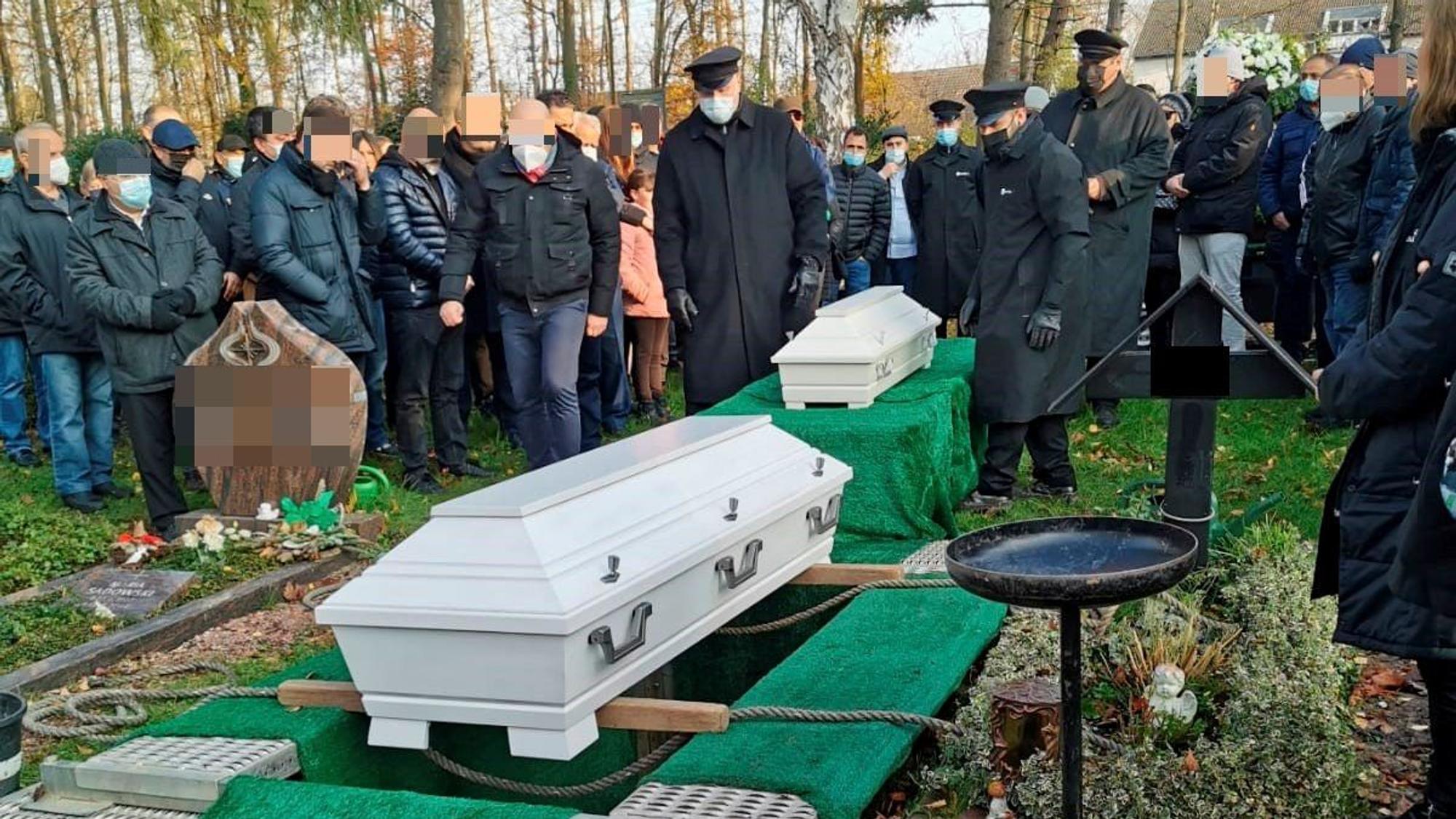 Beisetzung von Derya (†24) und ihres Sohnes Kian (†4) in weißen Särgen