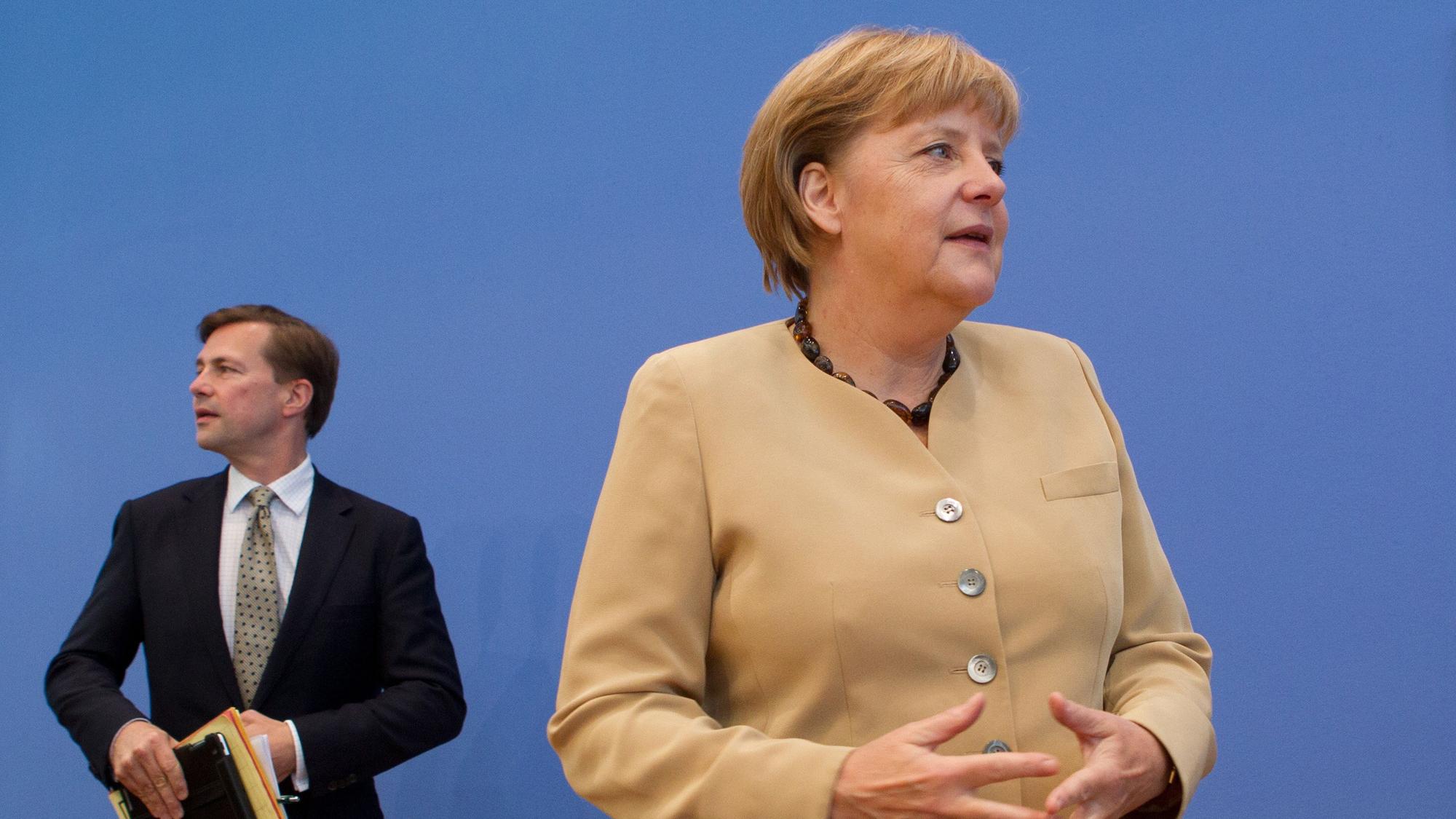 Bundeskanzlerin Angela Merkel (CDU) kommt in Begleitung ihres Regierungssprechers Steffen Seibert 2012 in die Bundespressekonferenz.