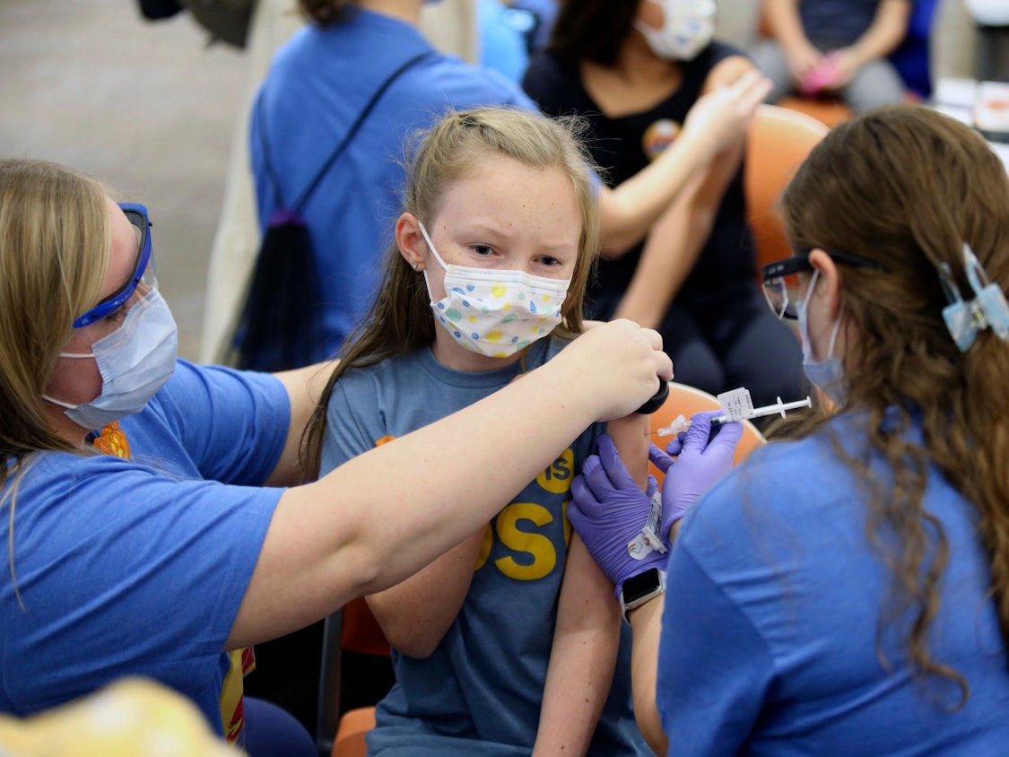 Die zehnjährige Marin Ackerman aus den USA erhält eine COVID-19-Impfung.