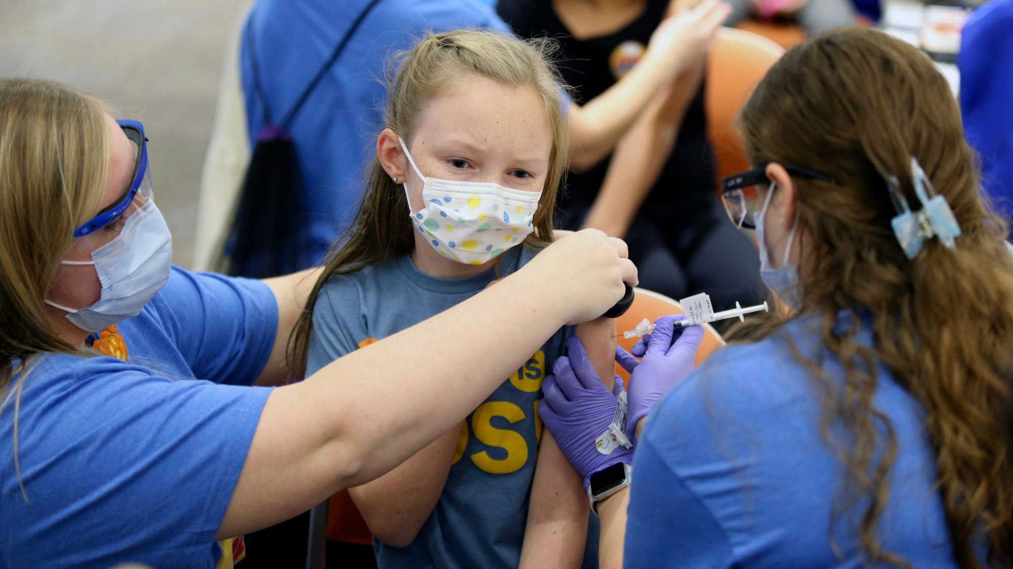Die zehnjährige Marin Ackerman aus den USA erhält eine COVID-19-Impfung.