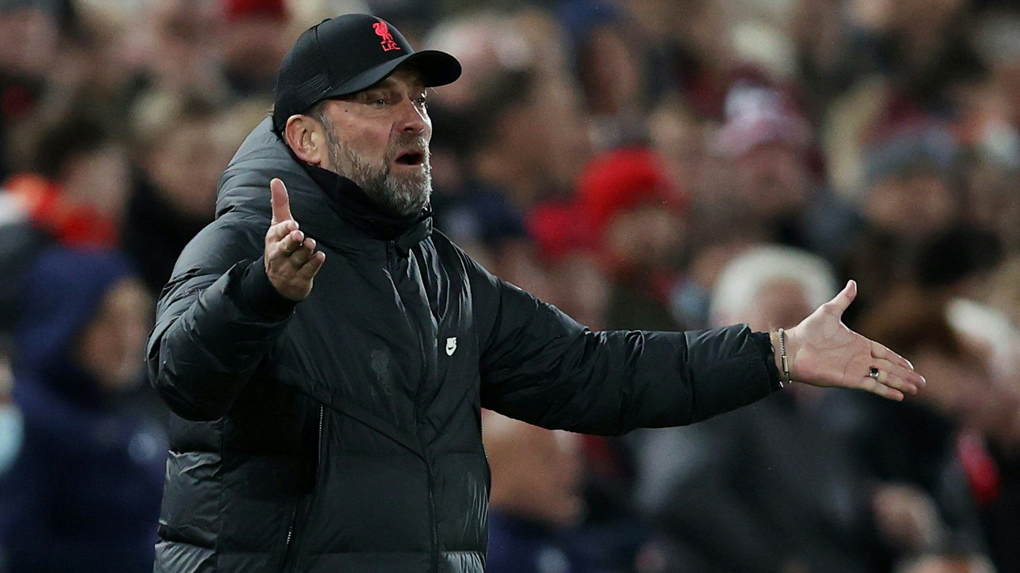 Jürgen Klopp gestikuliert im Spiel des FC Liverpool am Spielfeldrand.