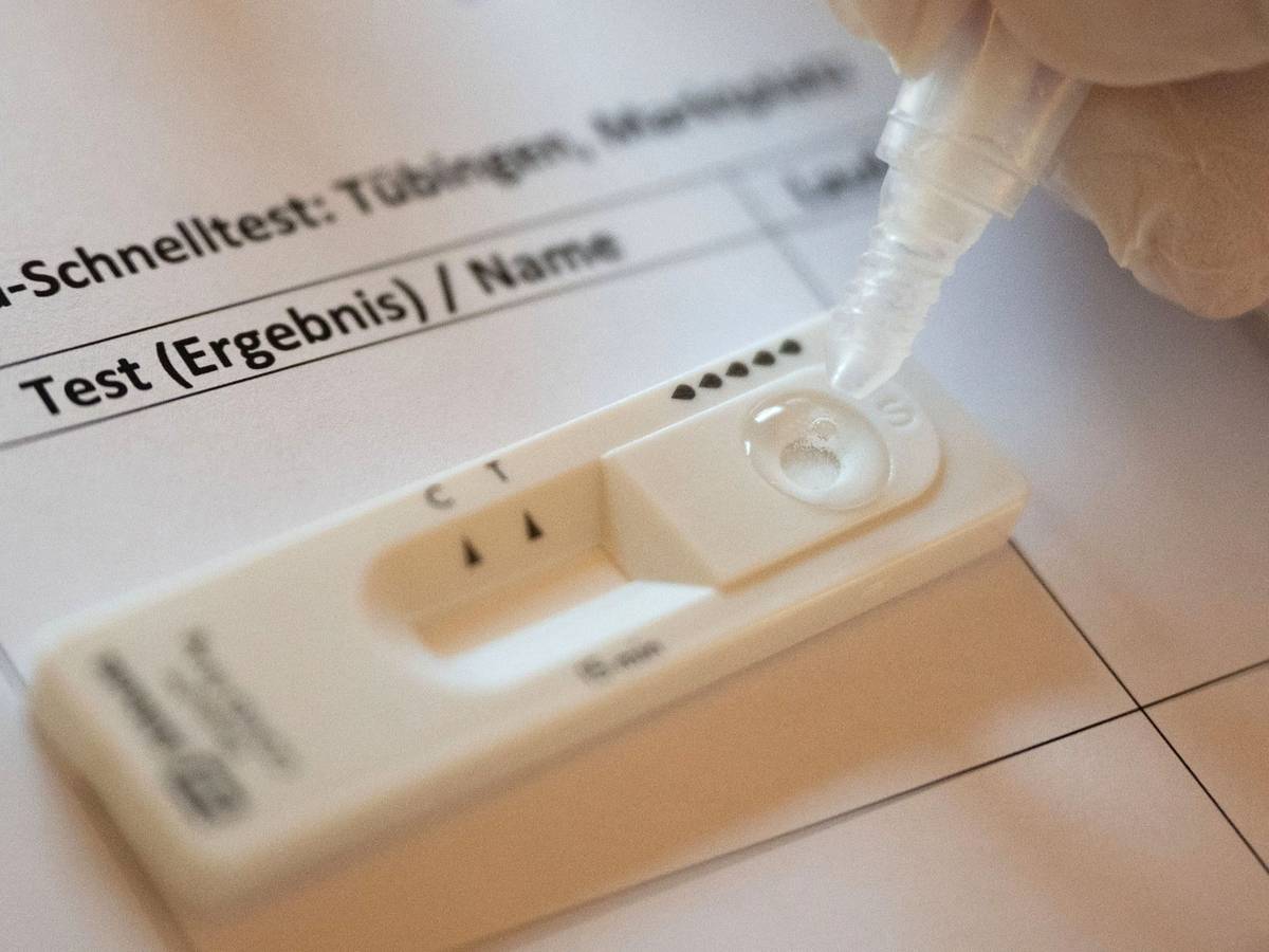 Ein Corona-Test wird in einer Teststation in Tübingen durchgeführt.