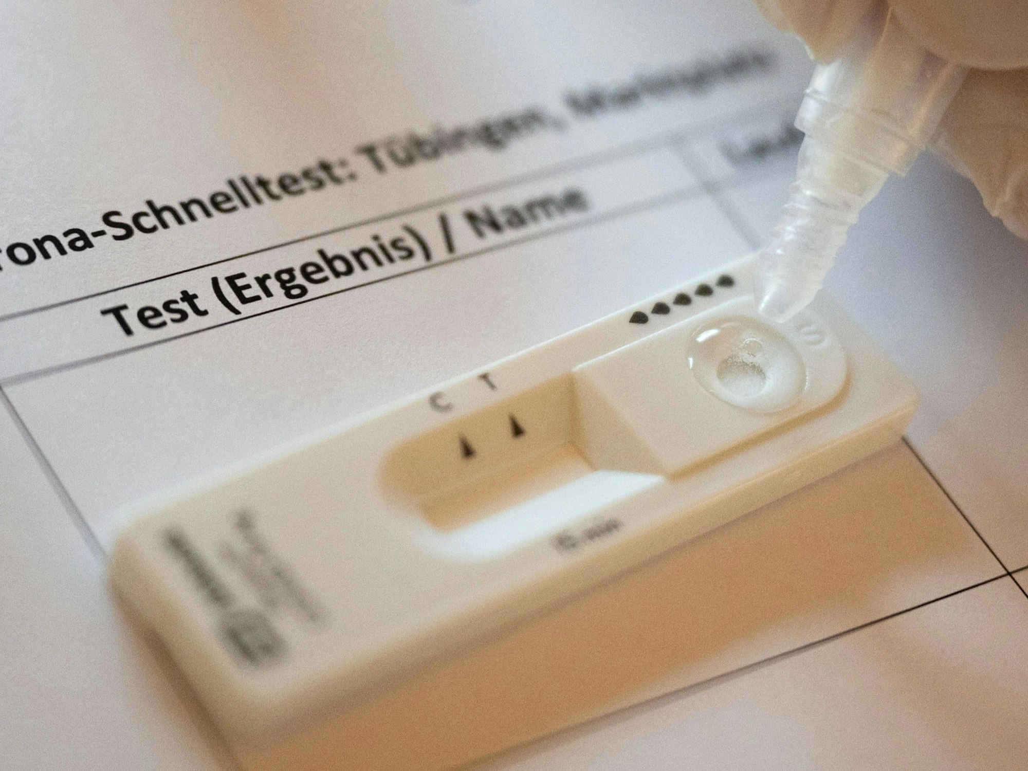 Ein Corona-Test wird in einer Teststation in Tübingen durchgeführt.