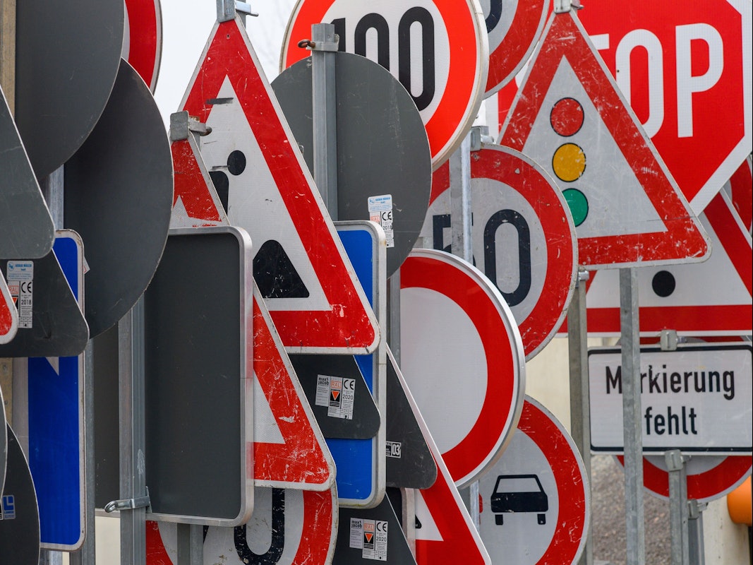 Auf dem Foto (aufgenommen am 12. November 2021 in Atzendorf) sieht man unzählige Verkehrsschilder.