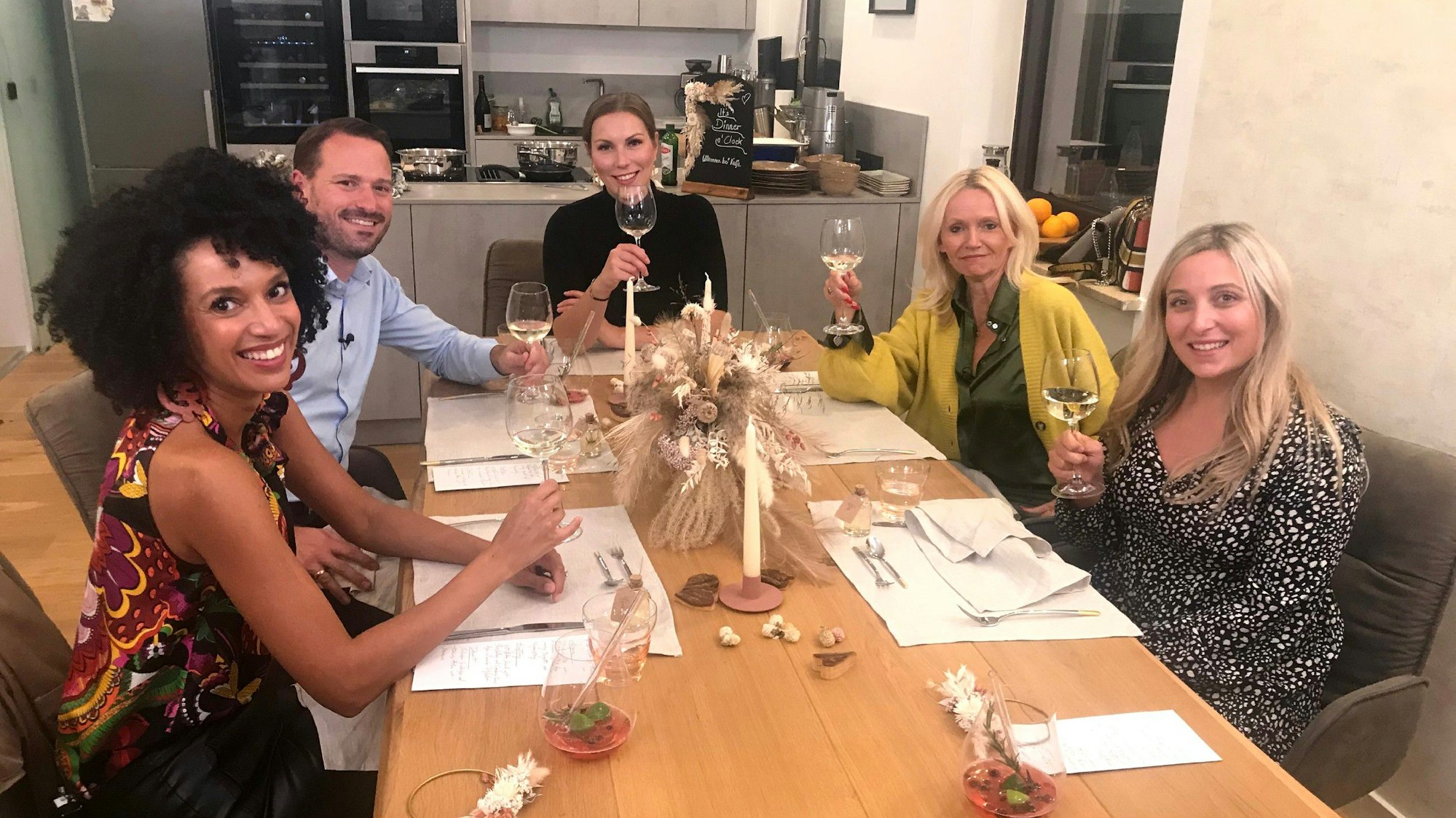 Perfektes Dinner in München, v.l.: Patricia, Dennis, Nadja, Manuela und Gastgeberin Lara. Letztere hatte etwas Probleme mit ihrem Zeitmanagement.