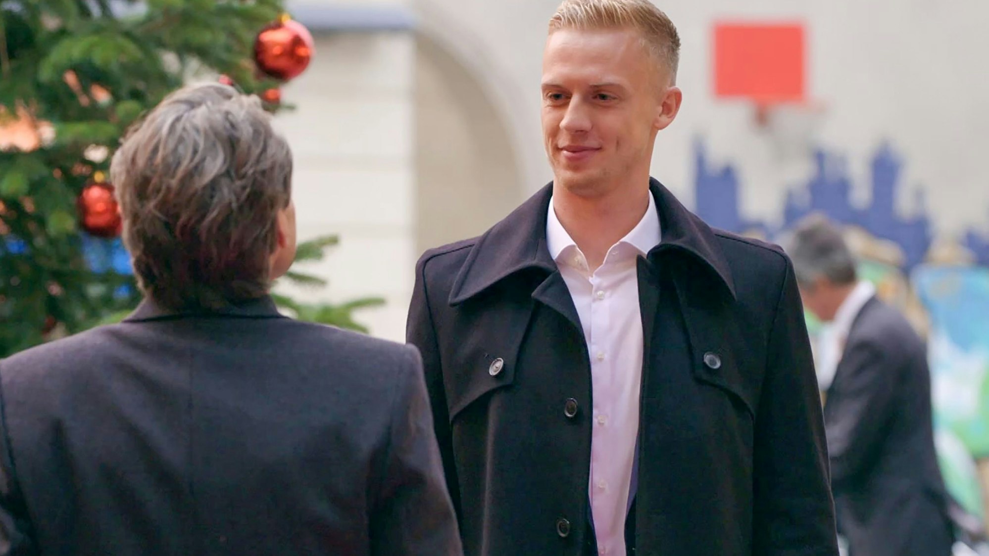 Timo Baumgartl vom 1. FC Union Berlin besucht den GZSZ-Kiez. Der Fußballer trifft auf Jo Gerner (Wolfgang Bahro) und Laura Lehmann (Chryssanthi Kavazi).