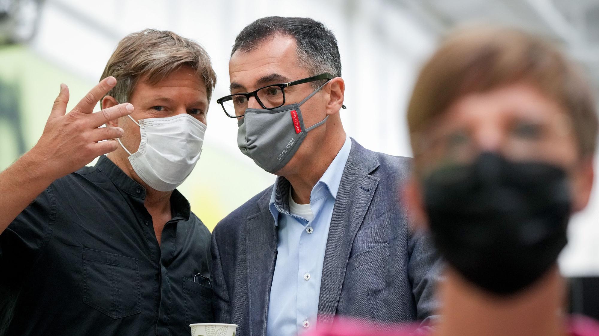Der frühere Grünen-Chef Cem Özdemir (r.) soll Agrarminister in einer künftigen Bundesregierung mit SPD und FDP werden. Grünen-Chef Robert Habeck soll Vizekanzler in einer künftigen Bundesregierung mit SPD und FDP werden.