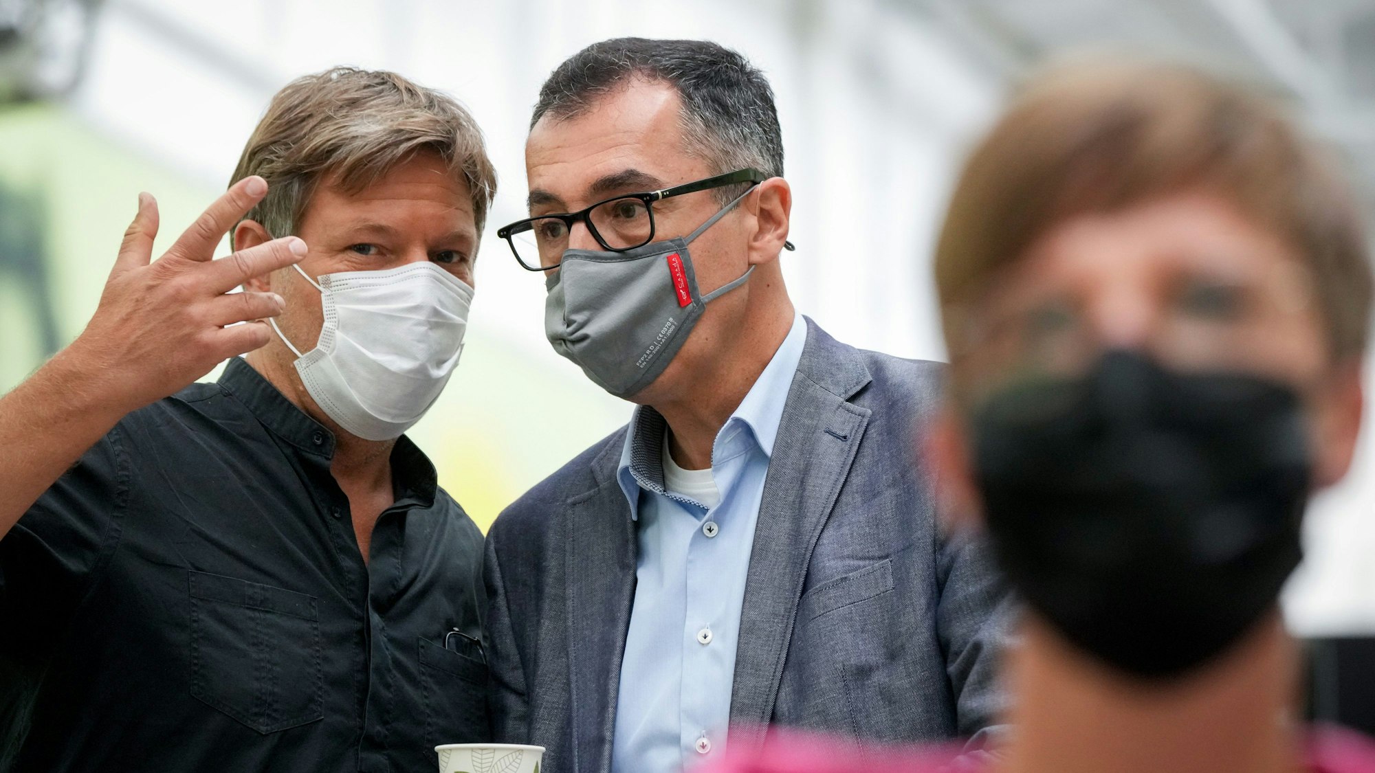 Der frühere Grünen-Chef Cem Özdemir (r.) soll Agrarminister in einer künftigen Bundesregierung mit SPD und FDP werden. Grünen-Chef Robert Habeck soll Vizekanzler in einer künftigen Bundesregierung mit SPD und FDP werden.