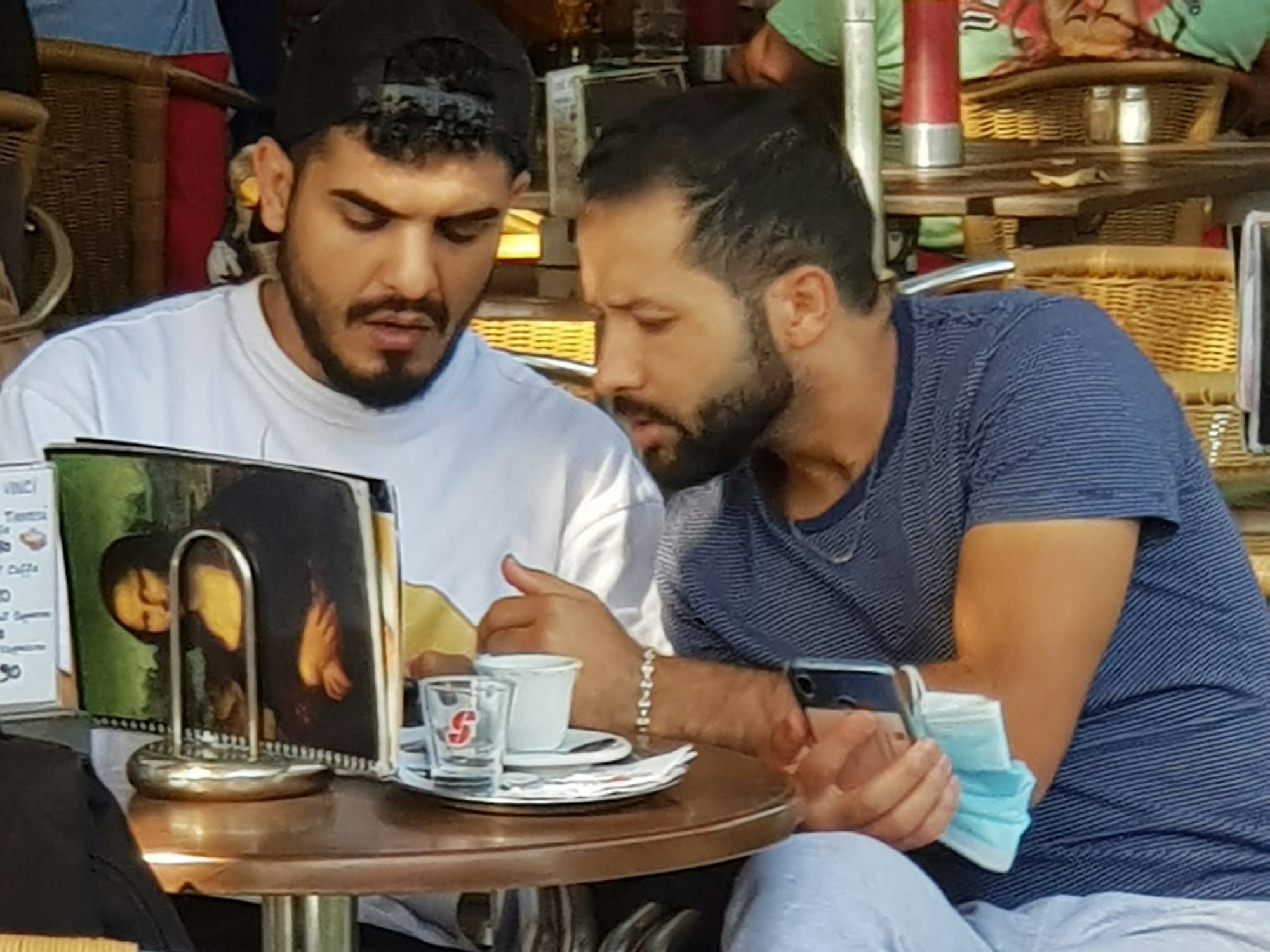 Die Bonner Polizei sucht zwei Tatverdächtige, die am 27. Juni 2021 in der Innenstdt einen Mann (42) geschlagen haben sollen. Der Fahndungsaufruf wurde am Freitag (26. November 2021) veröffentlicht.