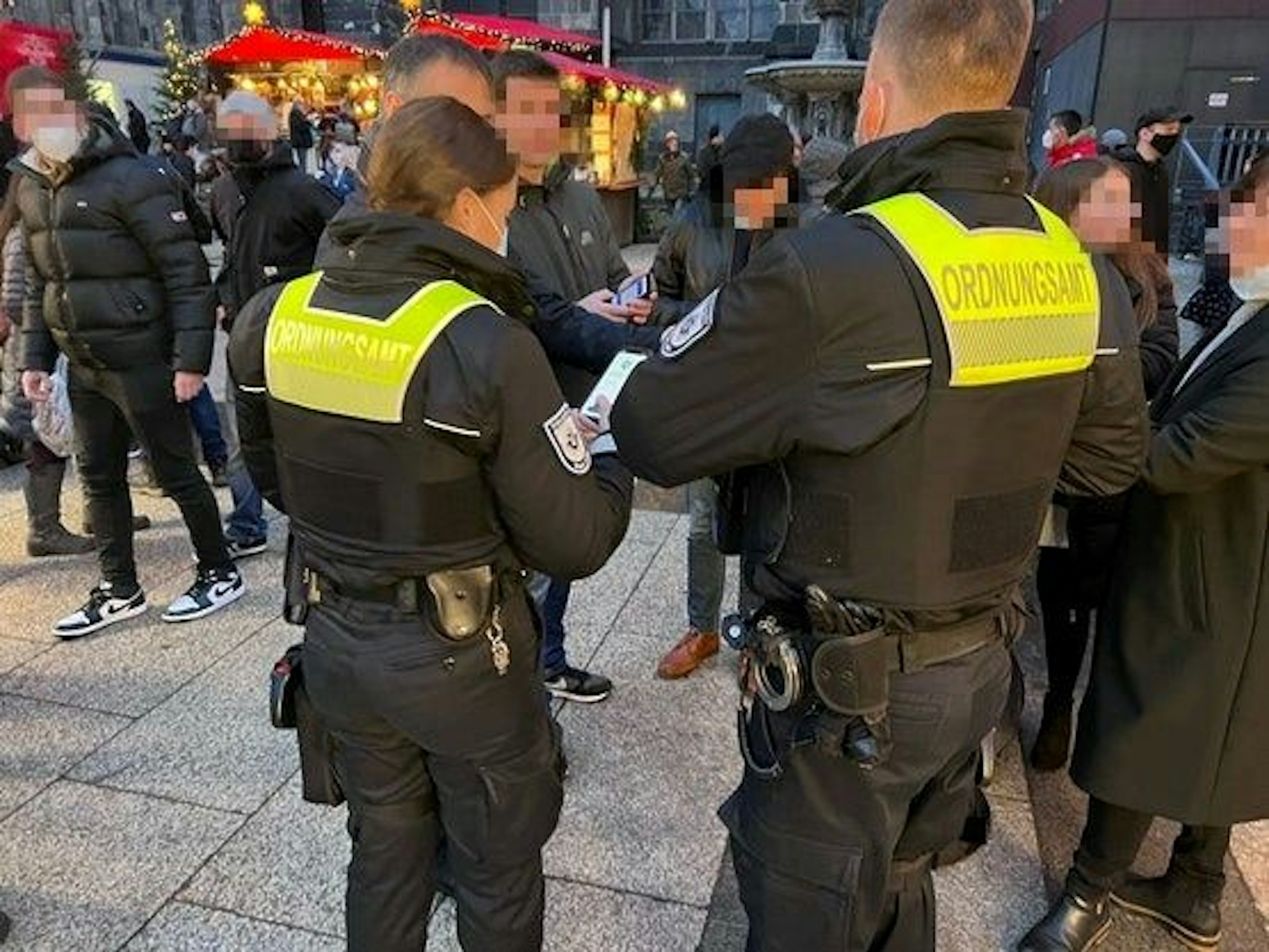 Das Kölner Ordnungsamt bei 2G-Kontrollen auf dem Weihnachtsmarkt am Dom am 25. November 2021.