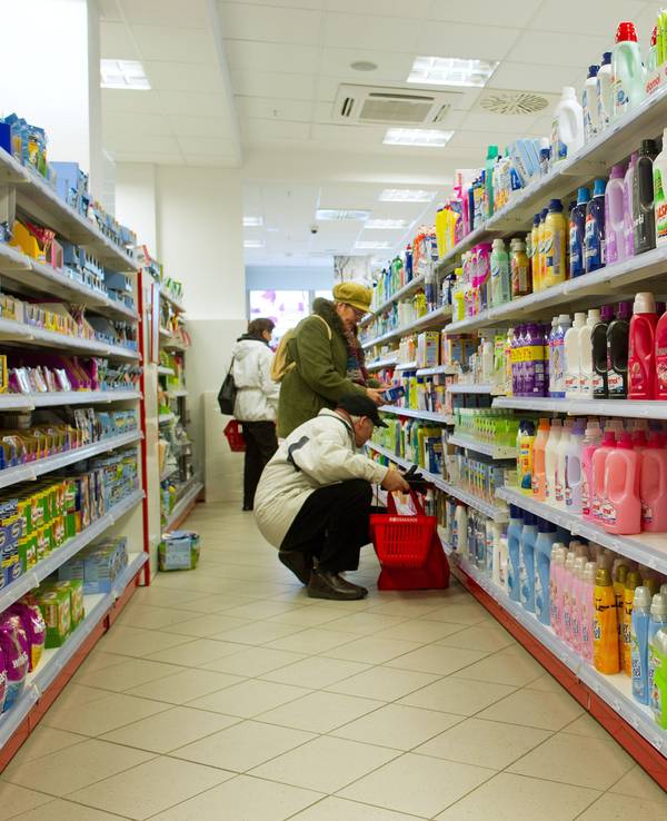 Rossmann verkündet einen großen Rückruf: Ein beliebtes Produkt enthält gefährliche Keime. Unser Foto zeigt Kunden in einer Rossmann-Filiale im Jahr 2012.