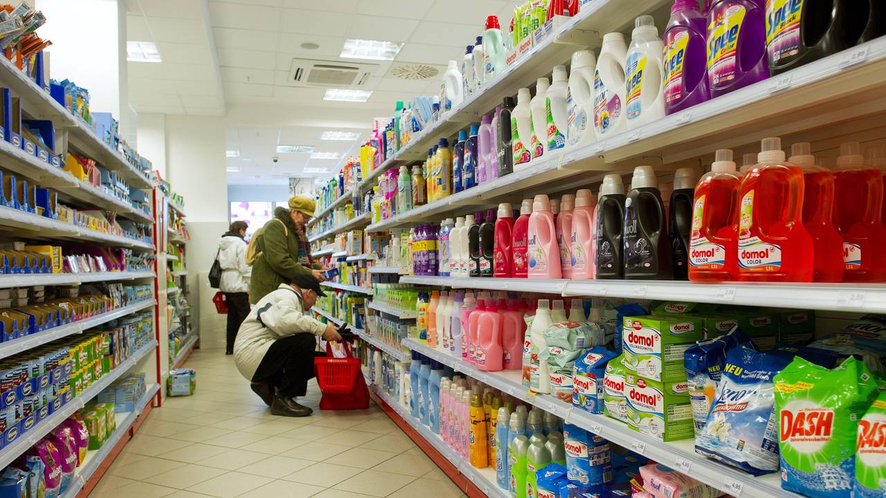 Rossmann verkündet einen großen Rückruf: Ein beliebtes Produkt enthält gefährliche Keime. Unser Foto zeigt Kunden in einer Rossmann-Filiale im Jahr 2012.