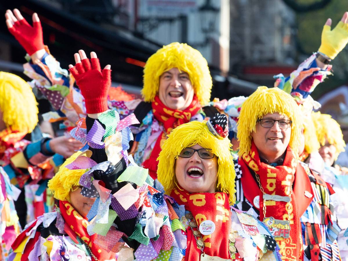 Düsseldorf: Karnevalisten feiern auf dem Marktplatz das Hoppeditz-Erwachen. Der 11.11. wird dieses Jahr wieder unter Corona-Bedingungen in Präsenz gefeiert.