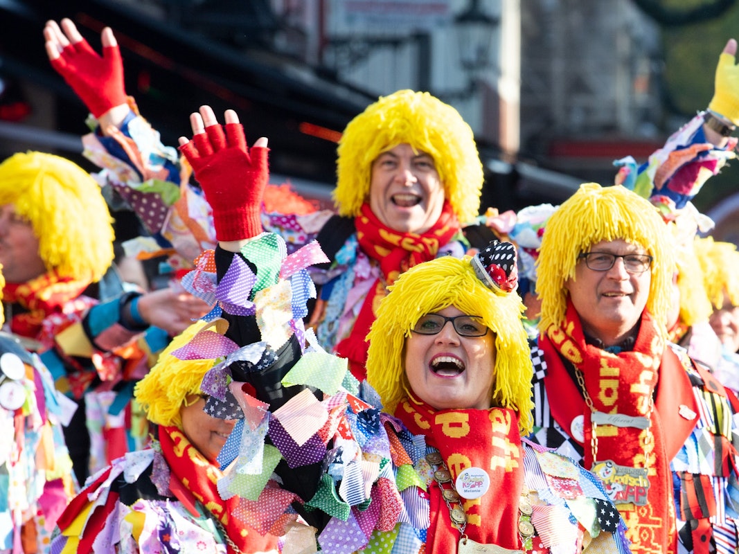 Düsseldorf: Karnevalisten feiern auf dem Marktplatz das Hoppeditz-Erwachen. Der 11.11. wird dieses Jahr wieder unter Corona-Bedingungen in Präsenz gefeiert.