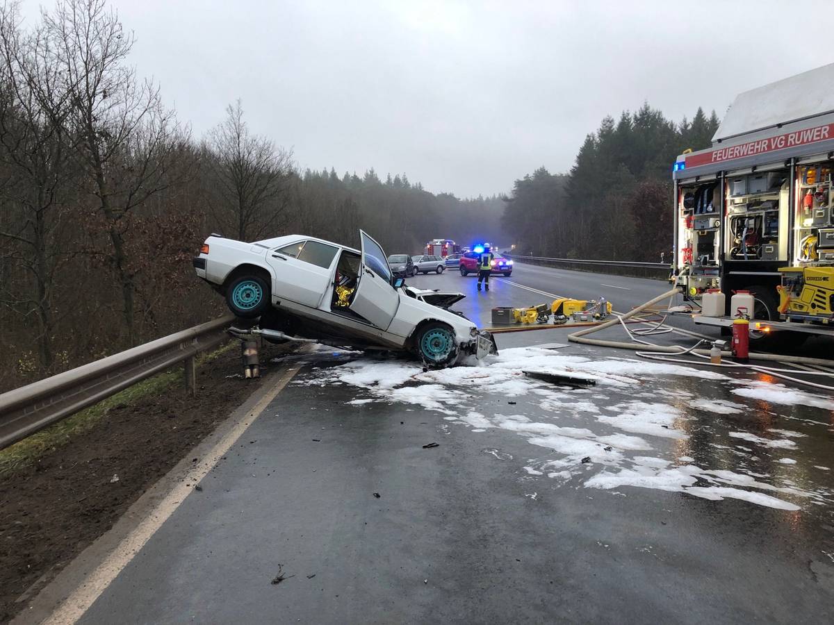 Tödlicher Unfall auf einer Landstraße: Der 18-jährige Fahrer des Mercedes war vermutlich sofort tot.