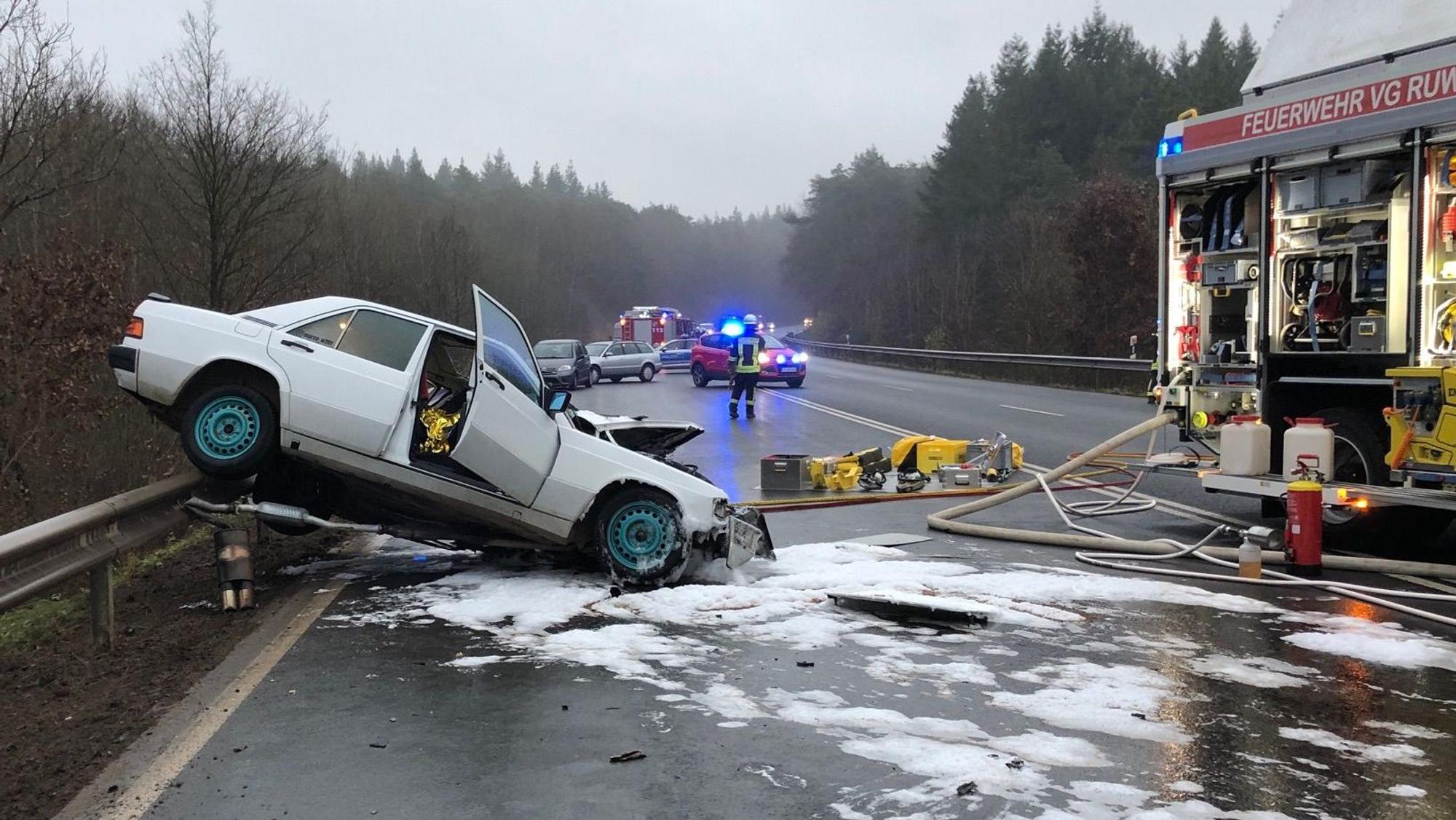 Tödlicher Unfall auf einer Landstraße: Der 18-jährige Fahrer des Mercedes war vermutlich sofort tot.