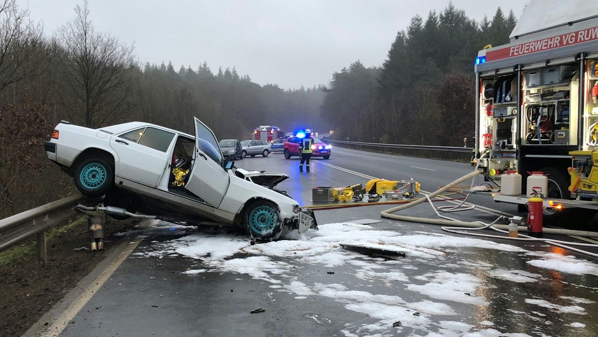 Tödlicher Unfall auf einer Landstraße: Der 18-jährige Fahrer des Mercedes war vermutlich sofort tot.