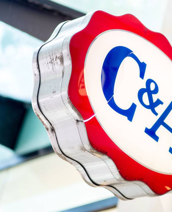 Ein Logo hängt an der Filiale des Modeunternehmens C&A in der Innenstadt.