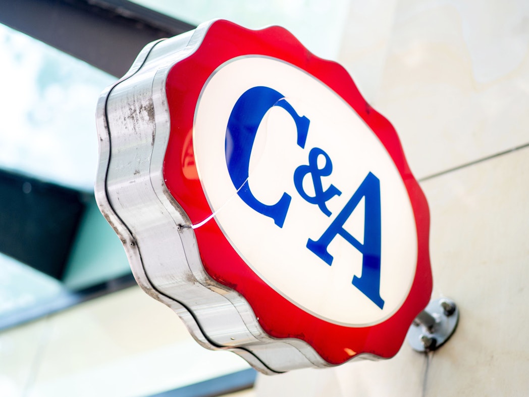 Ein Logo hängt an der Filiale des Modeunternehmens C&A in der Innenstadt.