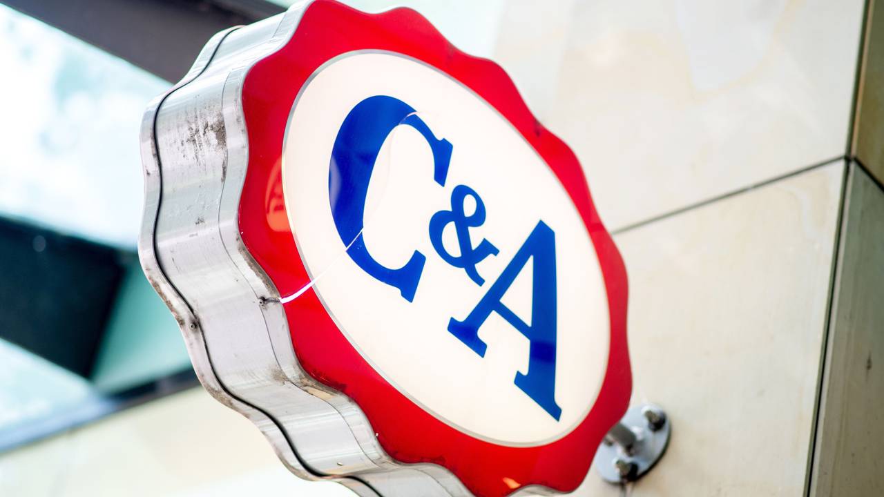 Ein Logo hängt an der Filiale des Modeunternehmens C&A in der Innenstadt.