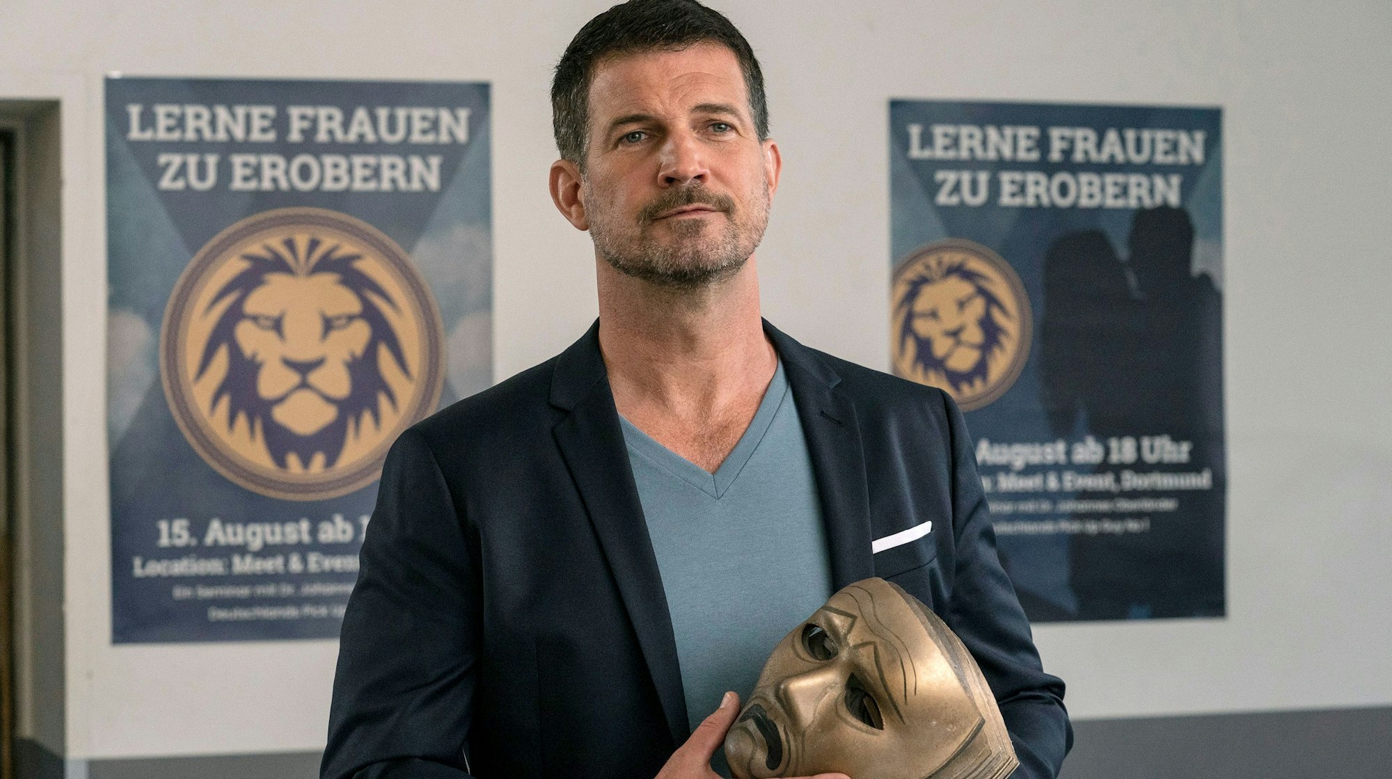 Dr. Johannes Oberländer (Simon Böer) verteilt Masken an jeden Teilnehmer seines Seminars.