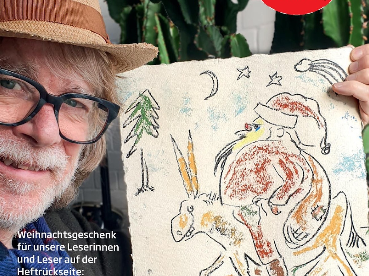 Helge Schneider zeigt das Bild eines Weihnachtsmannes, das er für die neue fiftyfifty-Ausgabe gemalt hat.