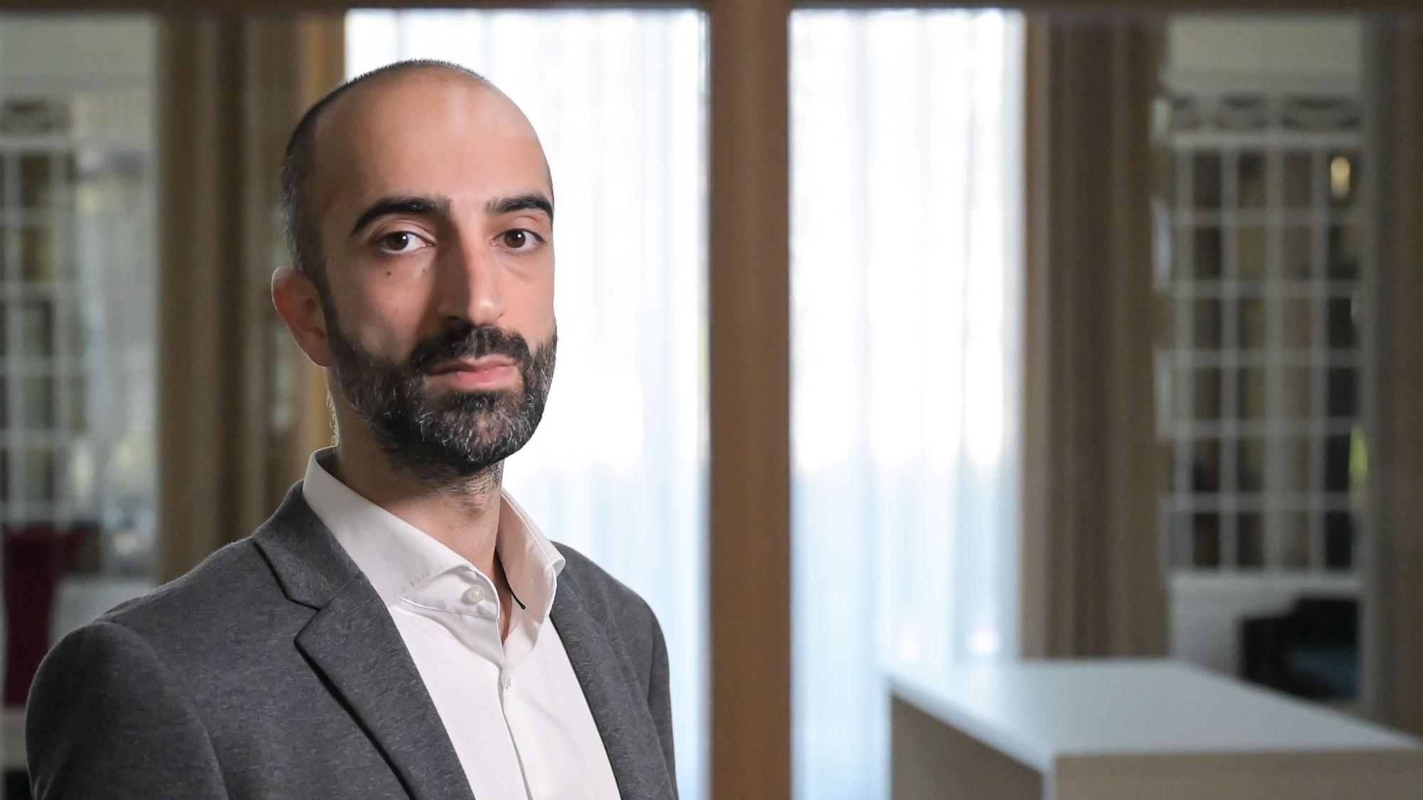 Cihan Çelik, Oberarzt auf einer Covid-19 Normalstation am Klinikum Darmstadt sowie Facharzt für Innere Medizin und Pneumologie.