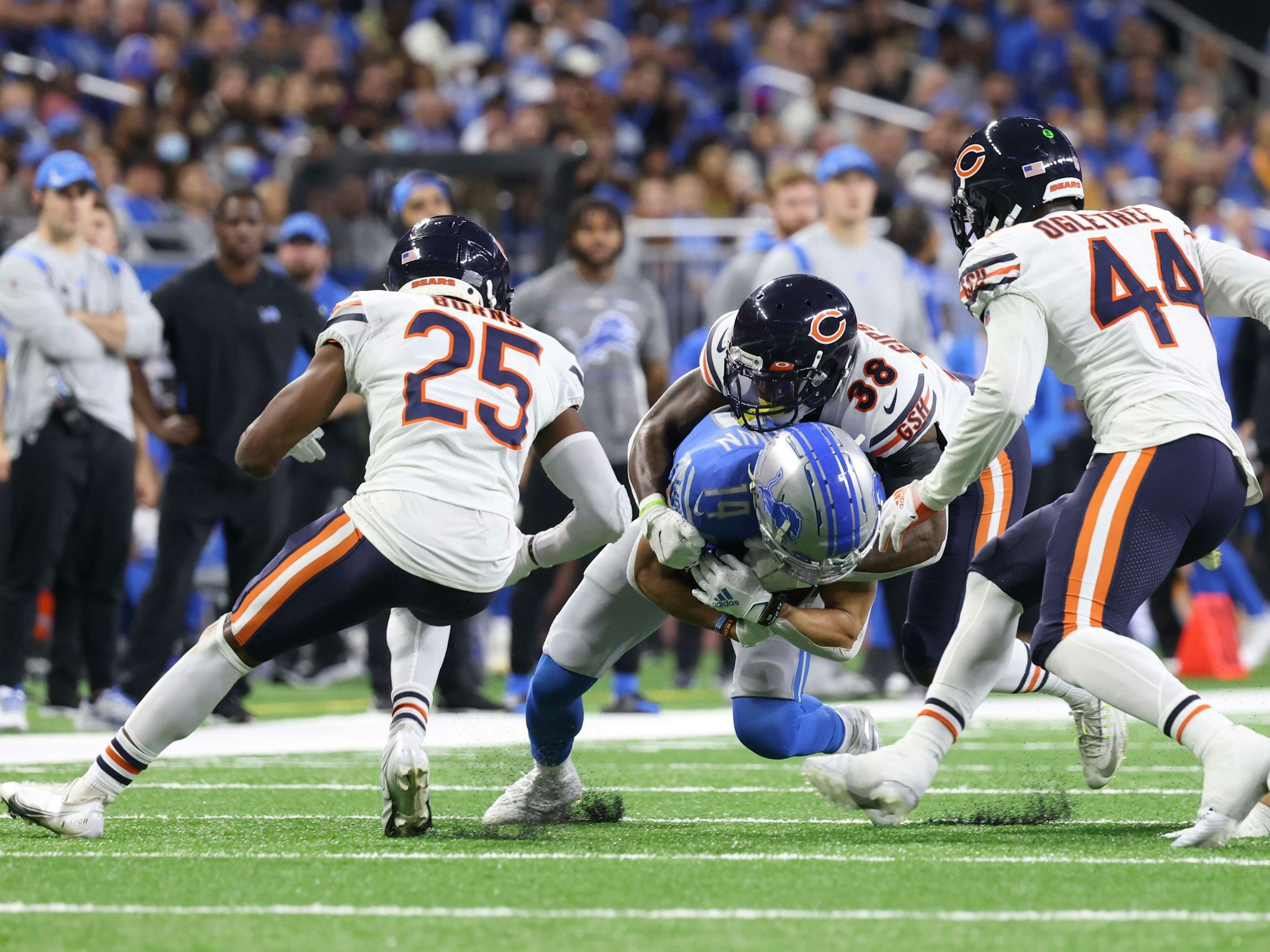 DETROIT, MICHIGAN - NOVEMBER 25: Amon-Ra St. Brown #14 of the Detroit Lions rushes against Tashaun Gipson #38 of the Chicago Bears at Ford Field on November 25, 2021 in Detroit, Michigan. Leon Halip/Getty Images/AFP
== FOR NEWSPAPERS, INTERNET, TELCOS & TELEVISION USE ONLY ==