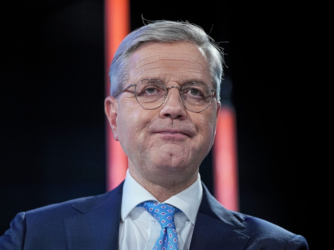 Norbert Röttgen (CDU) räumte „Versäumnisse der Regierung“ und „Entscheidungsdefizite“ ein, kritisierte aber gleichzeitig, dass die Ampel die epidemische Notlage nationaler Tragweite nicht fortführen wolle. Das Foto vom 24. November zeigt ihn im Konrad-Adenauer-Haus in dem „CDU Live“-Format den CDU-Mitgliedern.