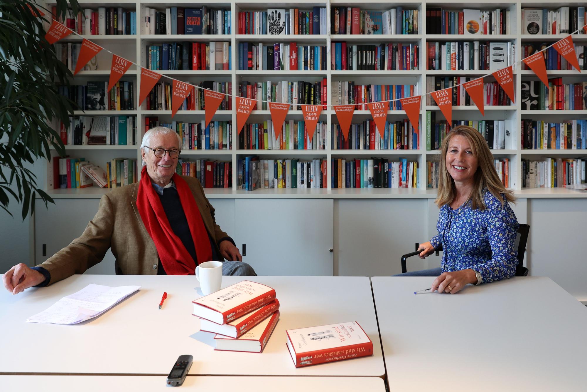 Horst Stellmacher (Express) und Anne Gesthuysen sitzen gemeinsam am Tisch.