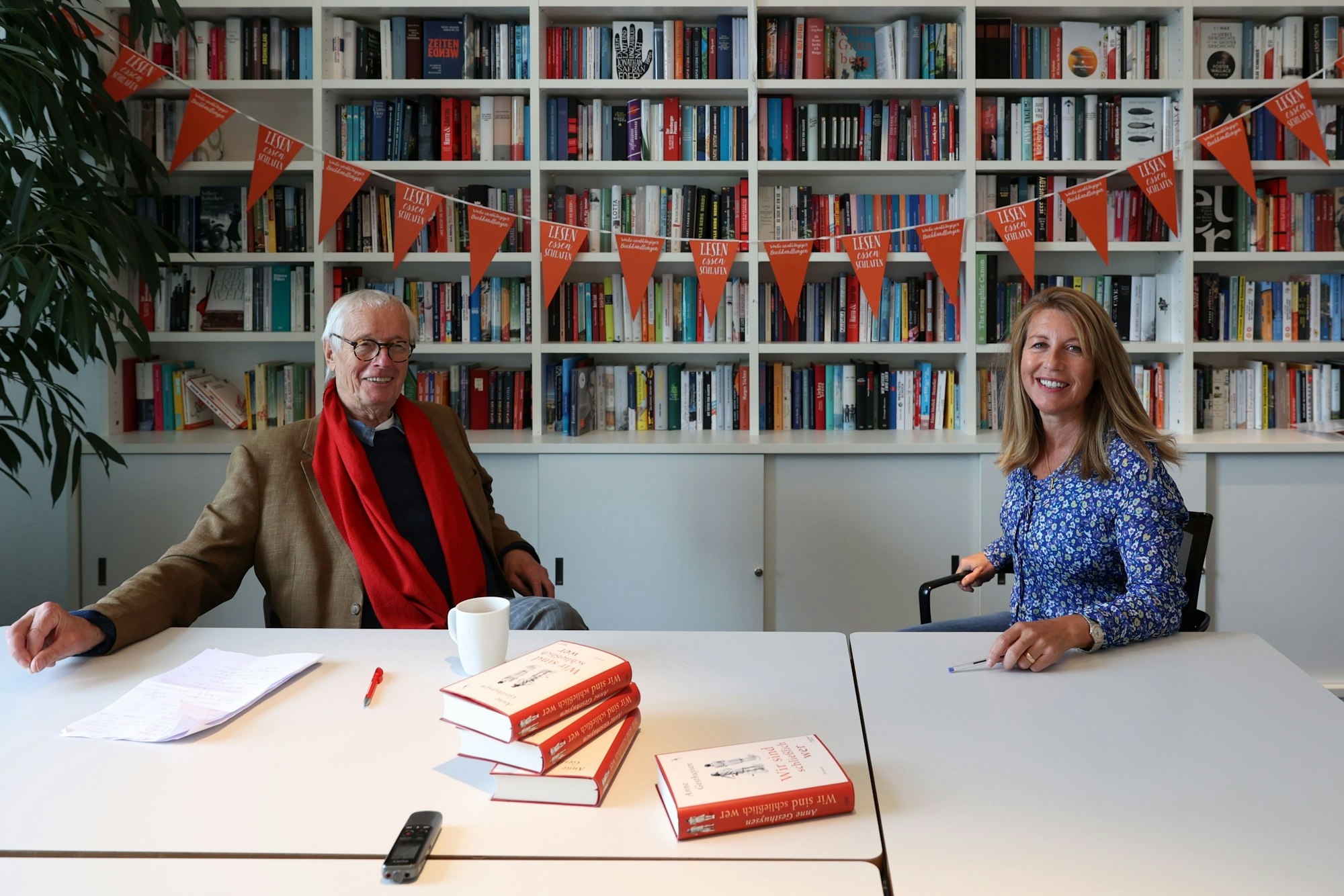 Horst Stellmacher (Express) und Anne Gesthuysen sitzen gemeinsam am Tisch.