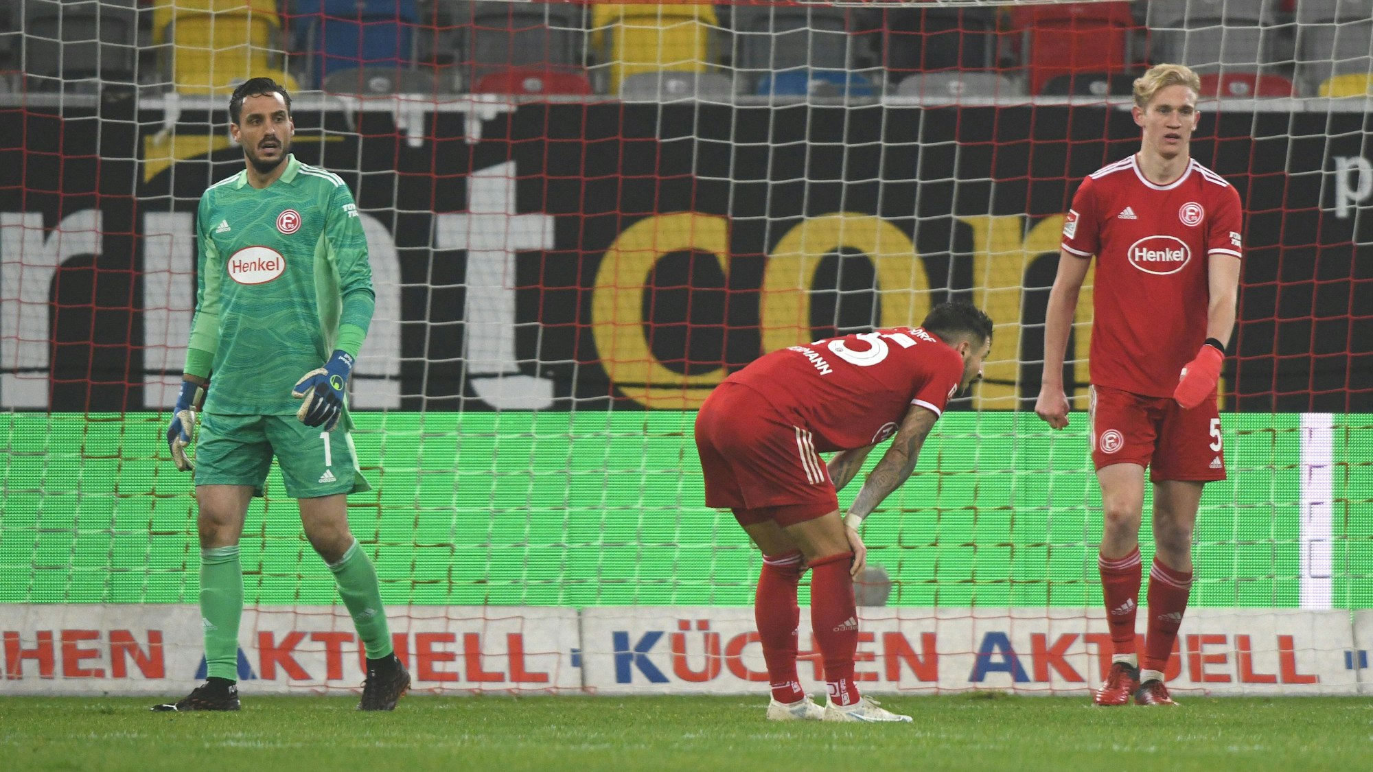 Torwart Raphael Wolf, Matthias Zimmermann und Christoph Klarer sind enttäuscht nach dem Gegentreffer gegen Heidenheim