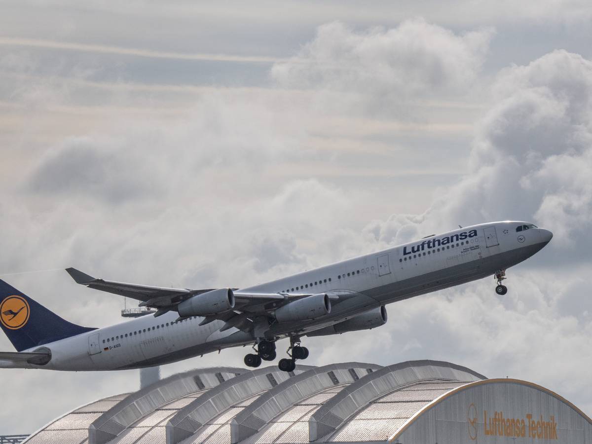 Die Bundesregierung schränkt den Flugverkehr mit Südafrika drastisch ein. Fluggesellschaften nur noch deutsche Staatsbürger nach Deutschland befördern. Das Symbolbild zeigt eine Passagiermaschine der Lufthansa, die am 28. September 2021 vom Flughafen Frankfurt startet
