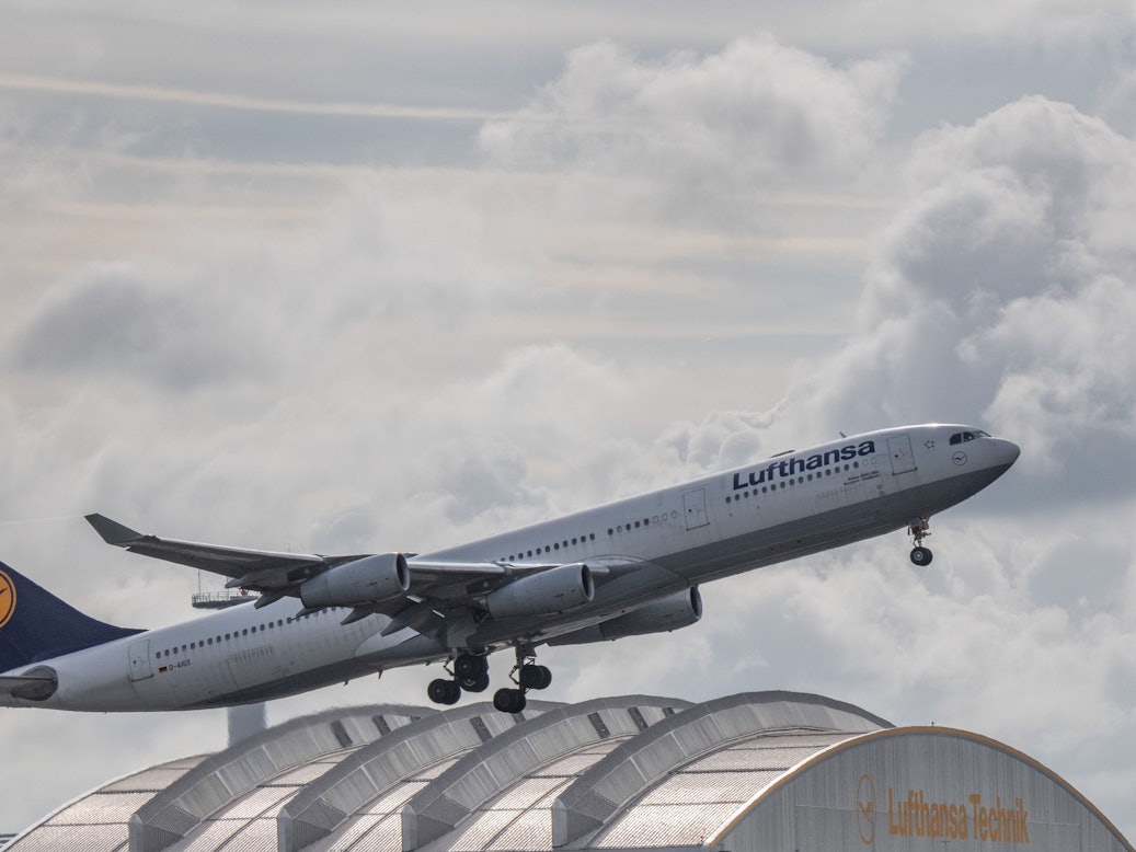 Die Bundesregierung schränkt den Flugverkehr mit Südafrika drastisch ein. Fluggesellschaften nur noch deutsche Staatsbürger nach Deutschland befördern. Das Symbolbild zeigt eine Passagiermaschine der Lufthansa, die am 28. September 2021 vom Flughafen Frankfurt startet