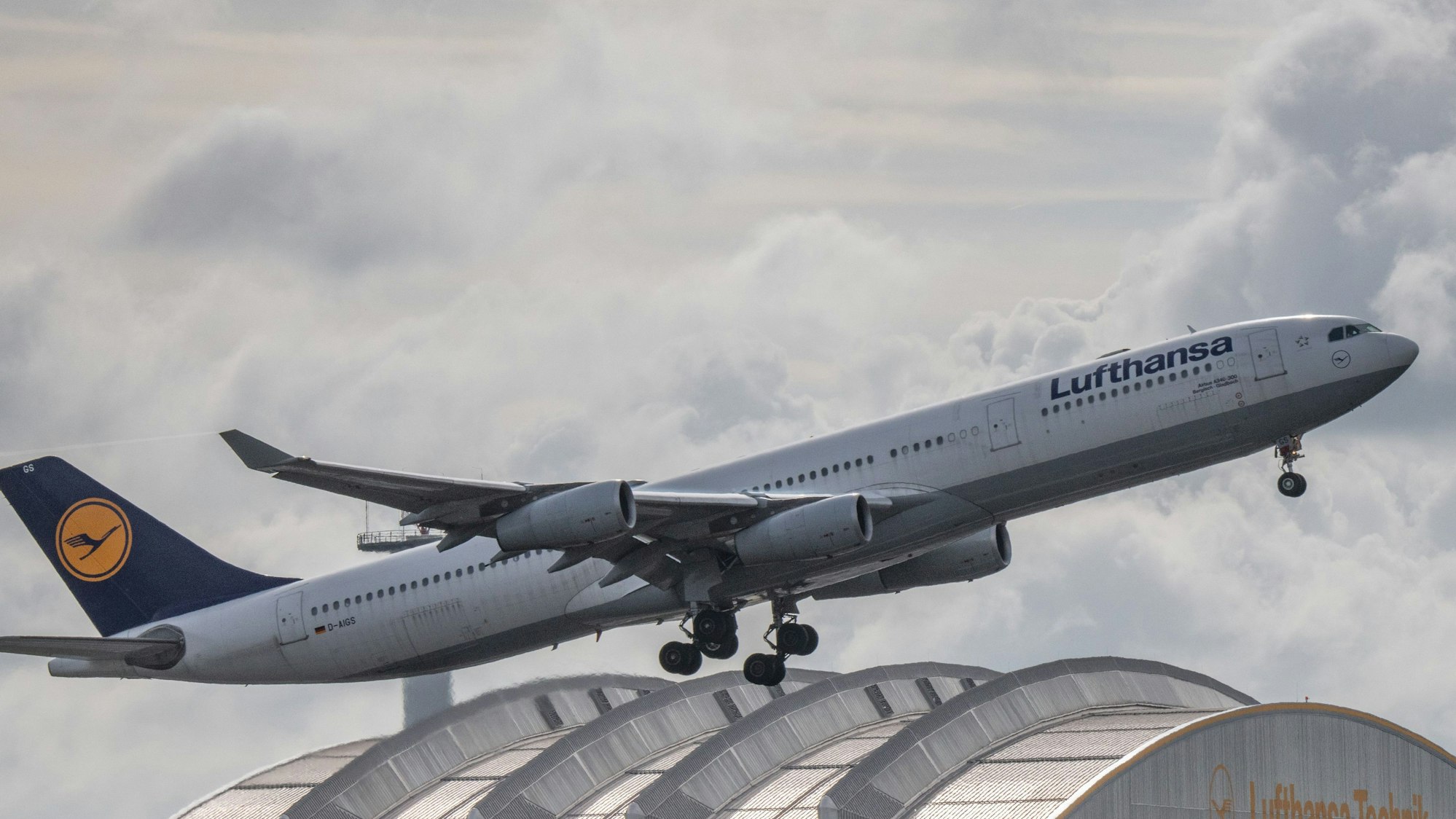Die Bundesregierung schränkt den Flugverkehr mit Südafrika drastisch ein. Fluggesellschaften nur noch deutsche Staatsbürger nach Deutschland befördern. Das Symbolbild zeigt eine Passagiermaschine der Lufthansa, die am 28. September 2021 vom Flughafen Frankfurt startet